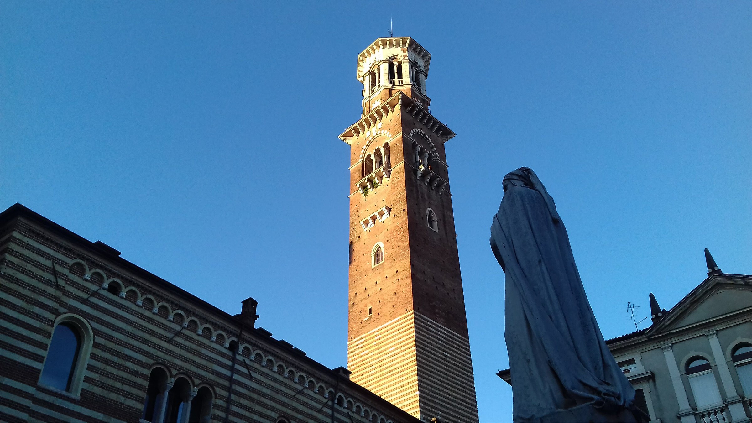 Dante che ammira la bellezza di torre dei Lamberti...