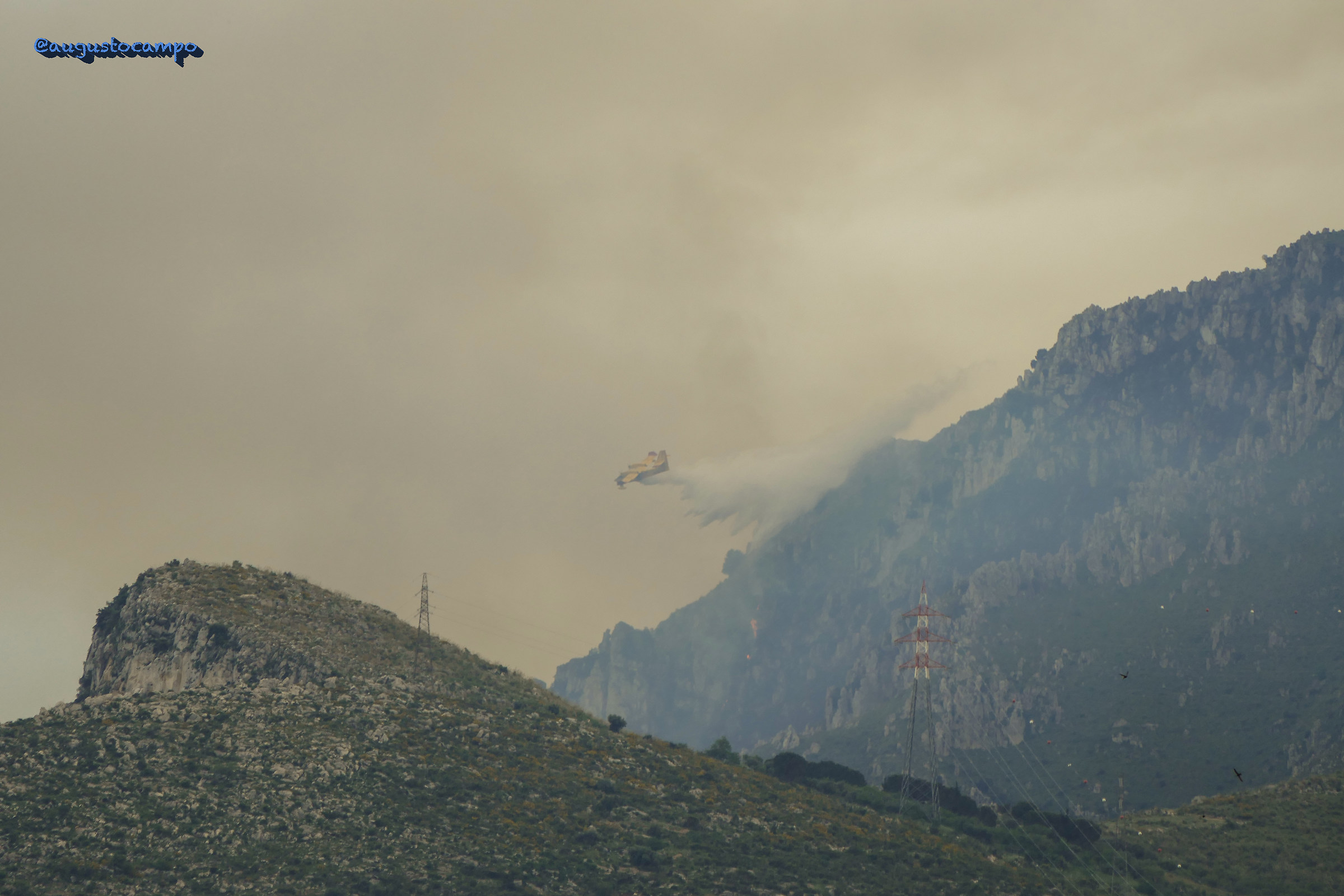 Canadair in azione su Monte Grifone...