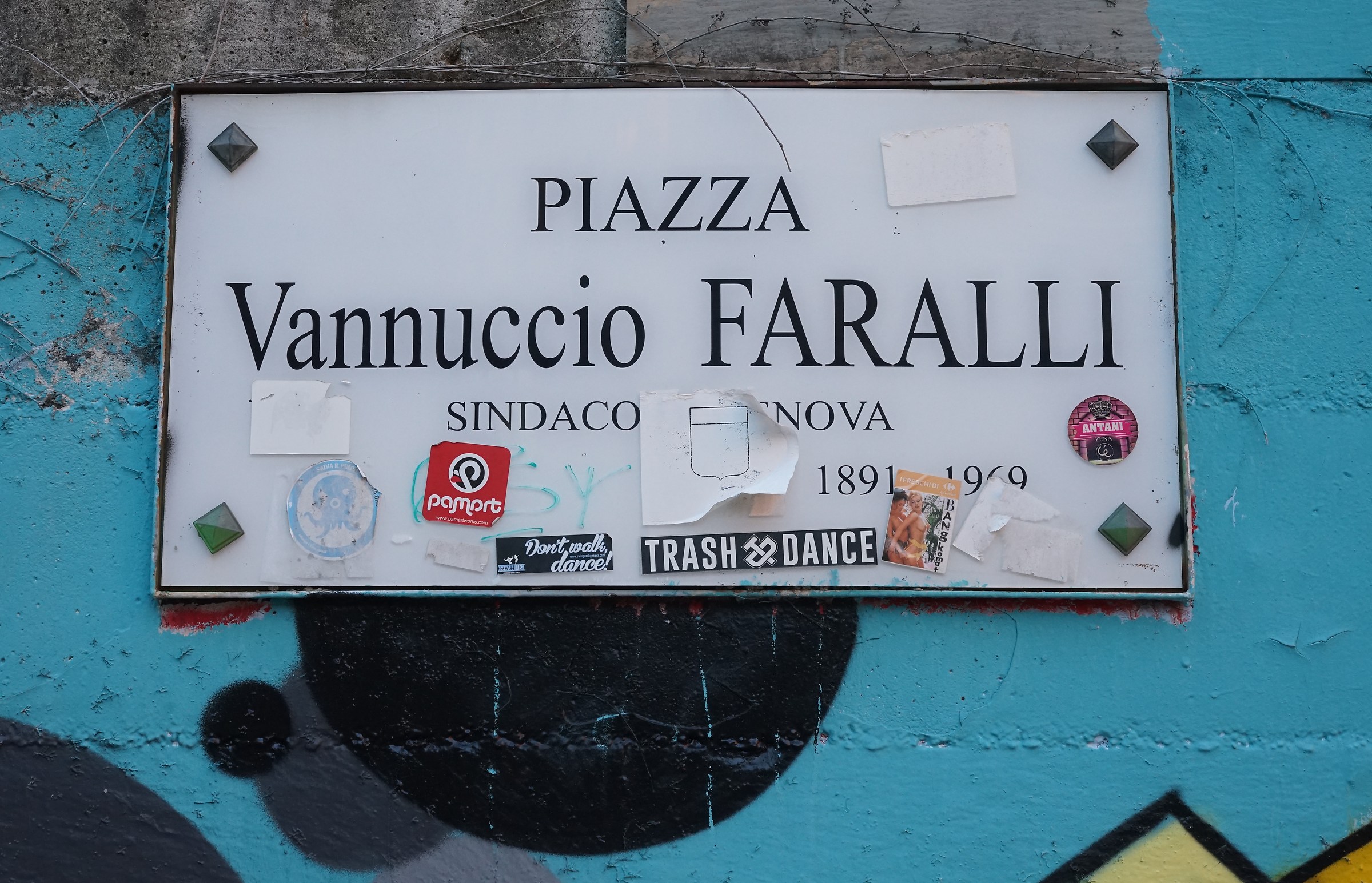 Piazza Faralli (Powers of ten-second)...