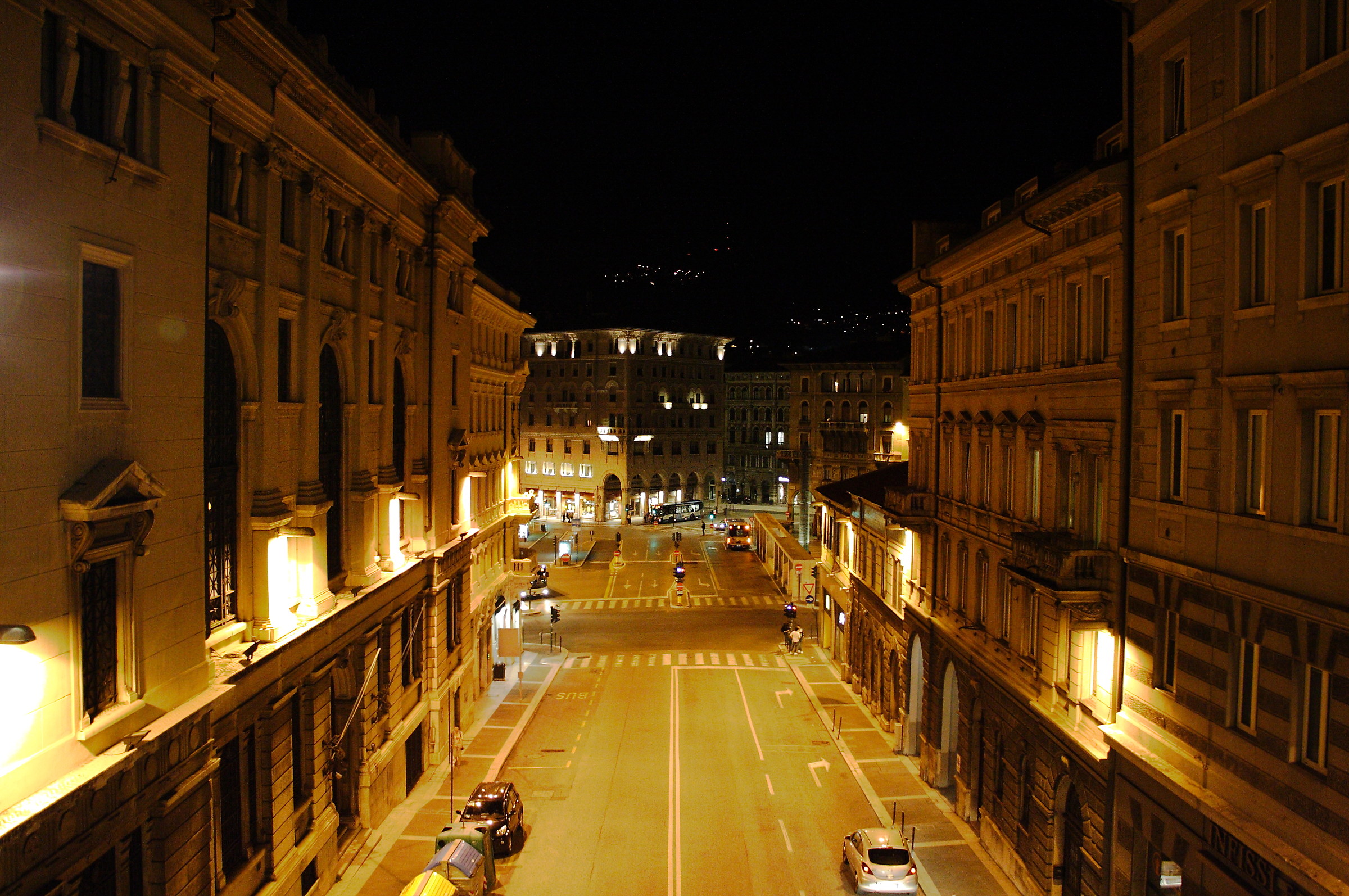 Via del centro di Trieste notturna...