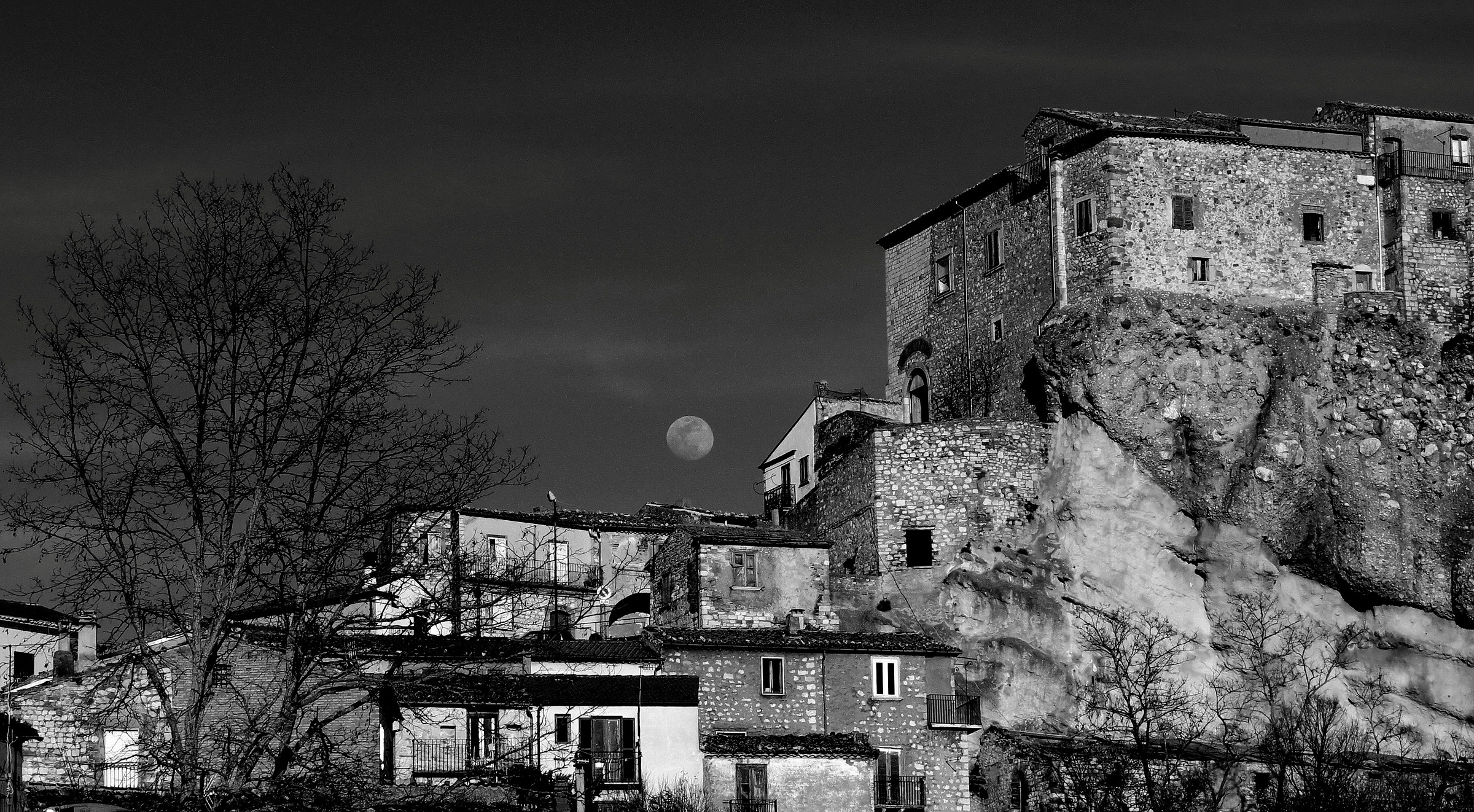   Borgo Con Luna...