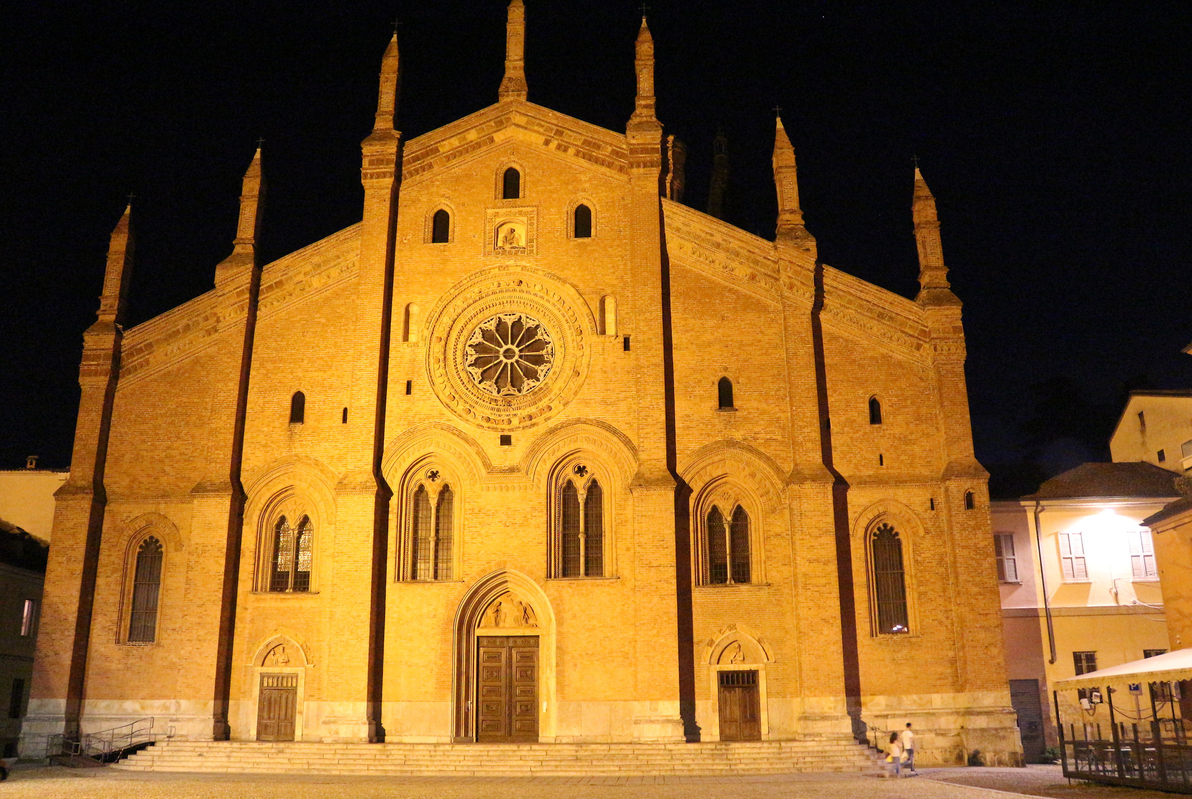 Pavia - Chiesa del Carmine ( di sera )...