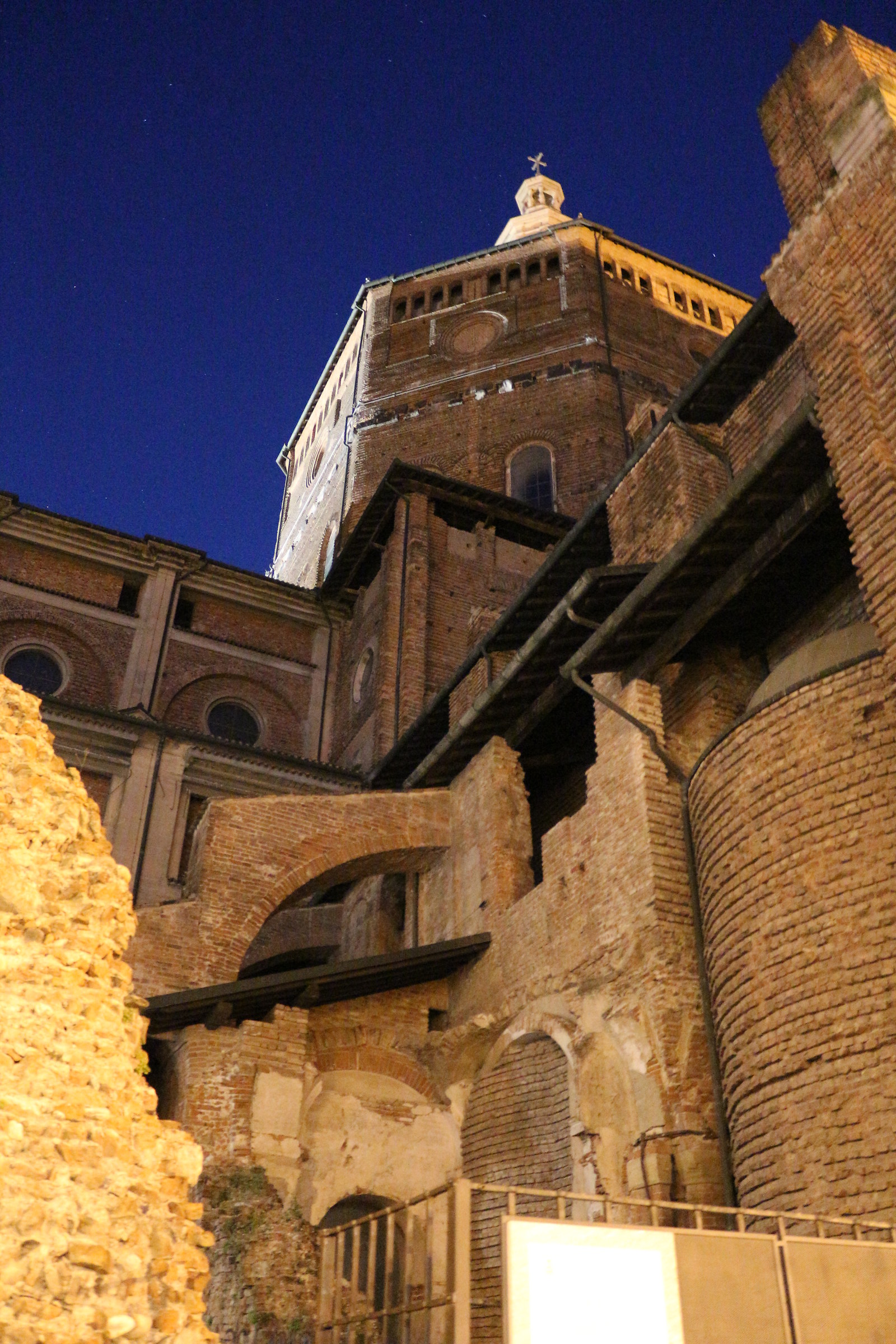 Pavia - Il Duomo  ( di sera )...