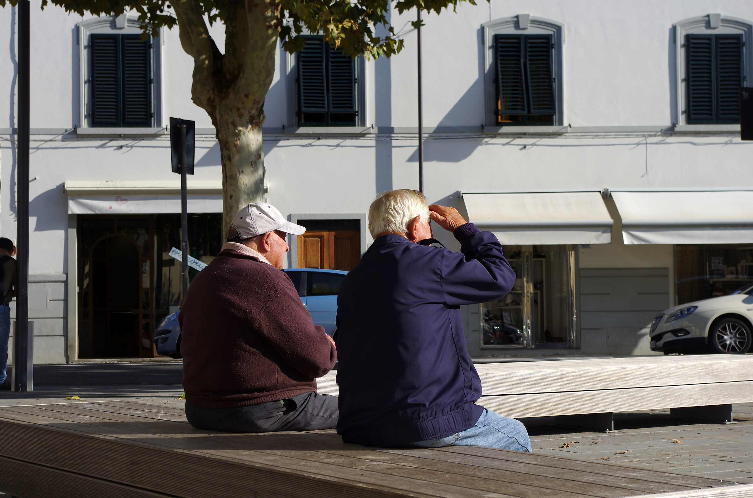 Two chatter on the bench/2...