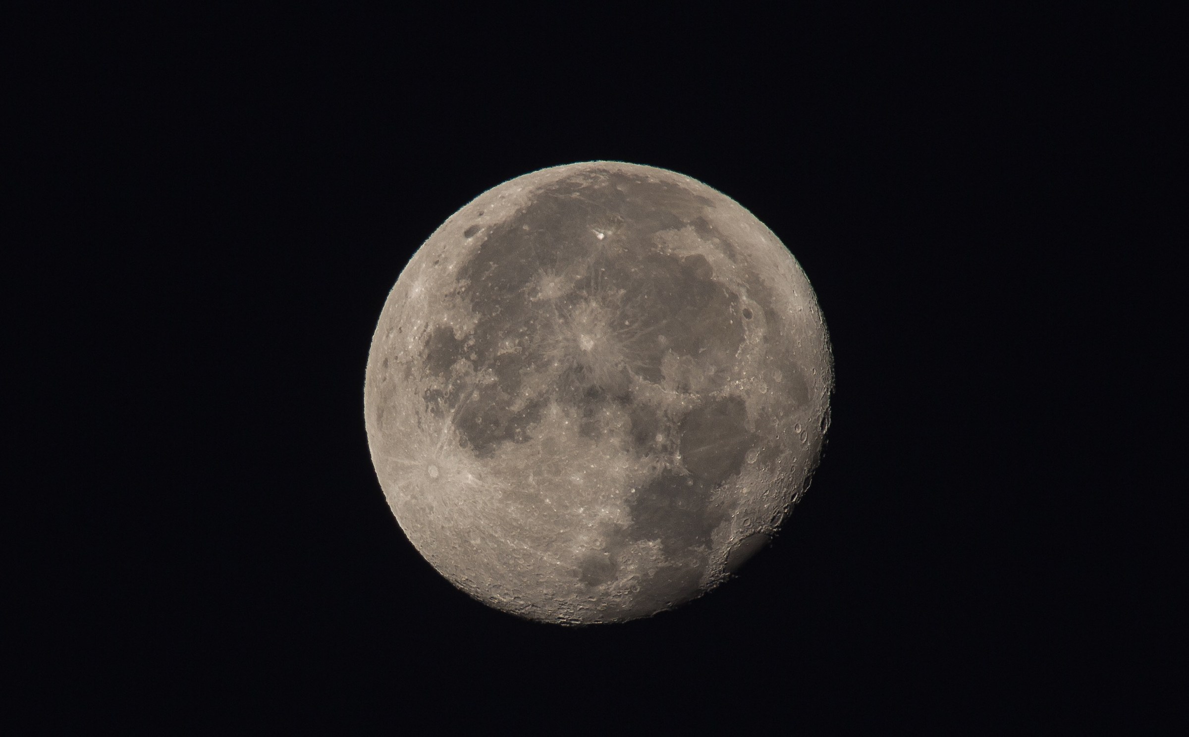 Luna 5ore fa gibbosa calante 96% illuminato386298,34 km...