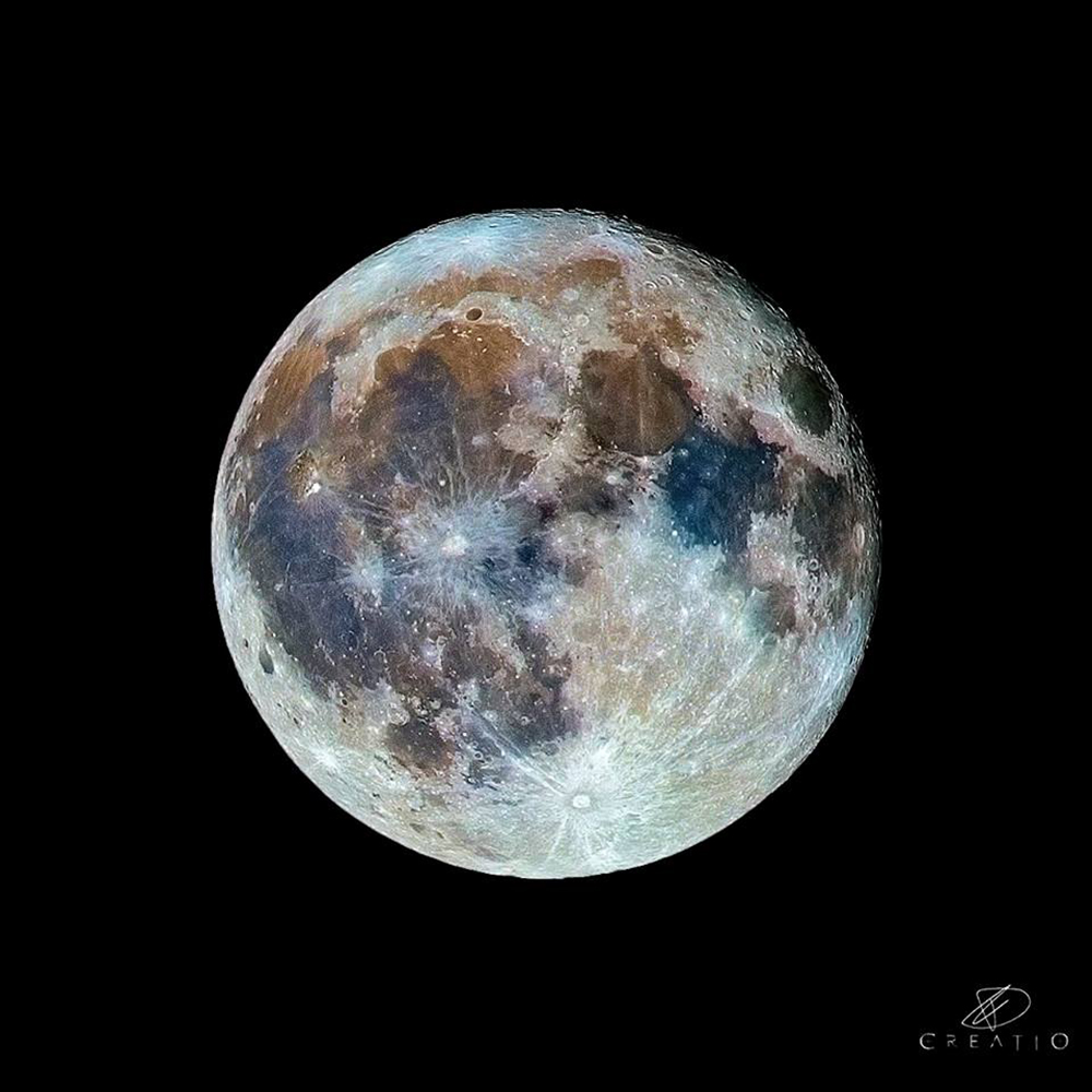 La Luna piena con i colori reali...