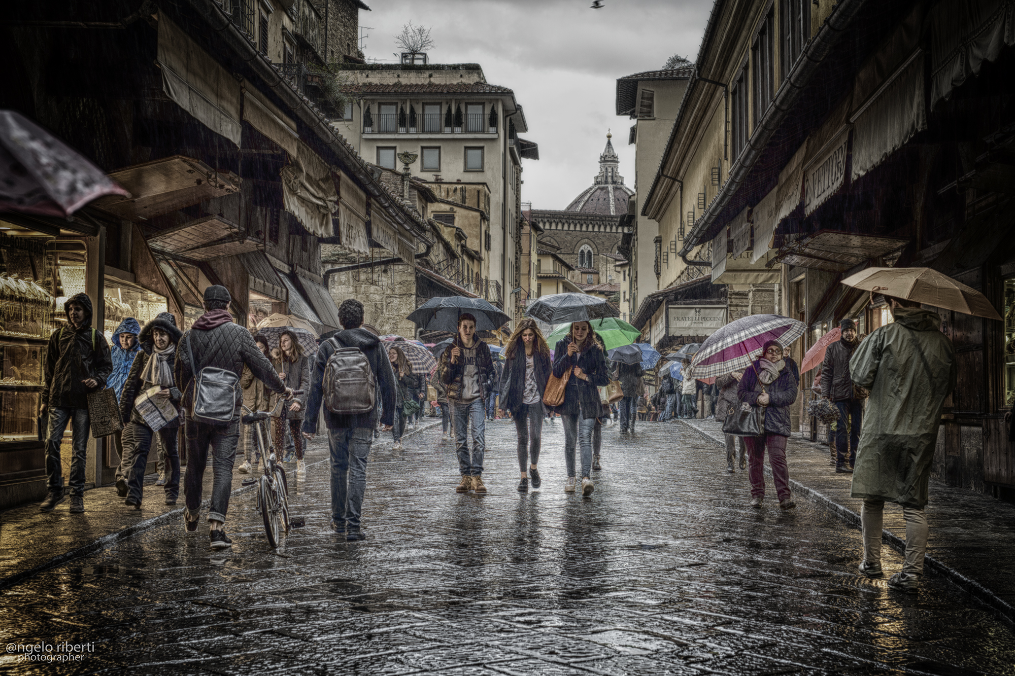 Sotto la pioggia ... sul Ponte Vecchio (fi)...
