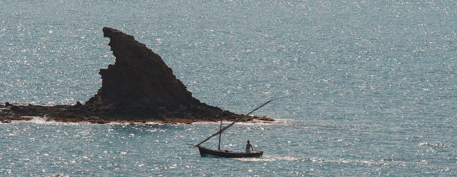 Lo scoglio dello squalo con barca. Punta Ala (gr)...