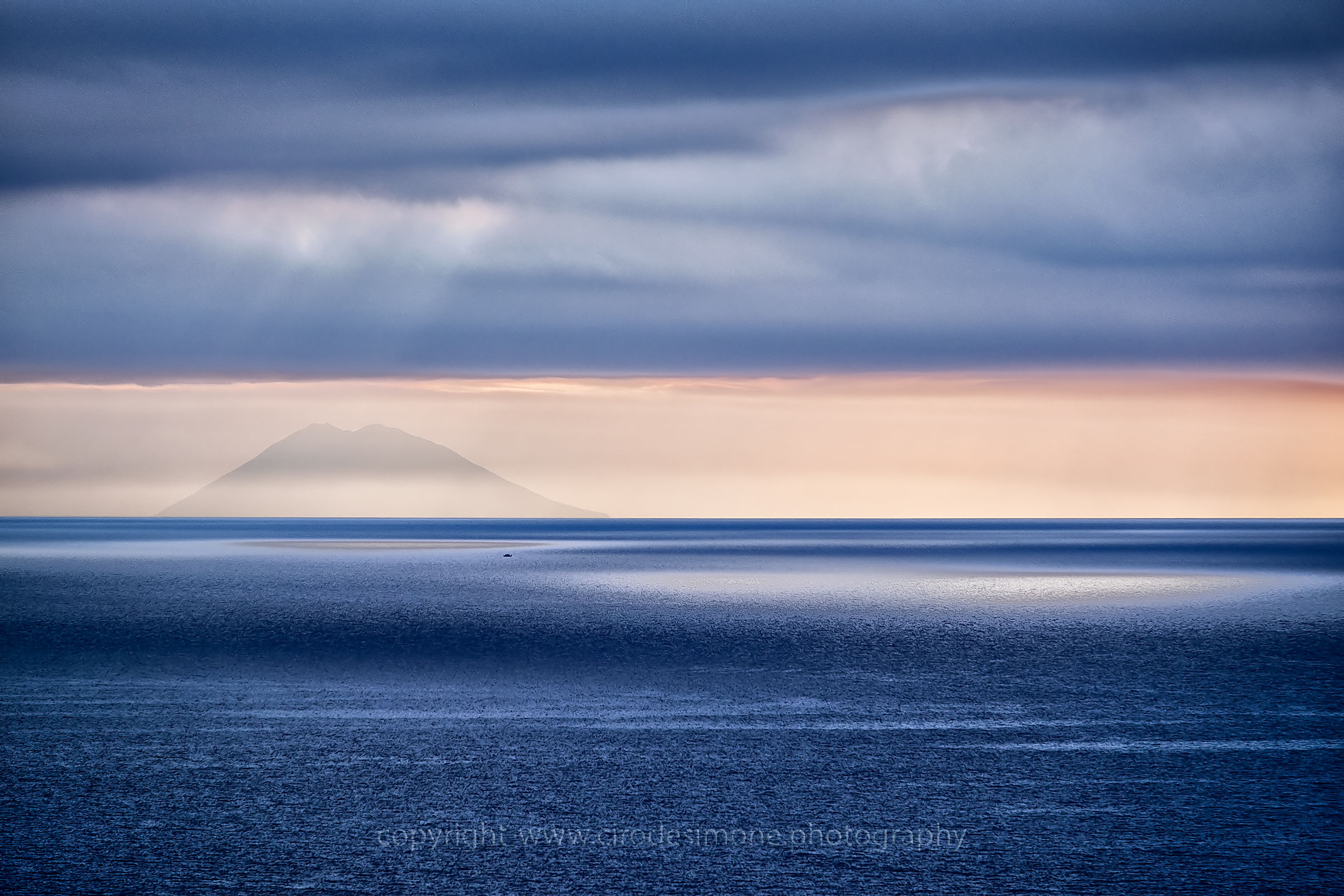 Vulcano Stomboli a Isole  Eolie visto da Tropea...