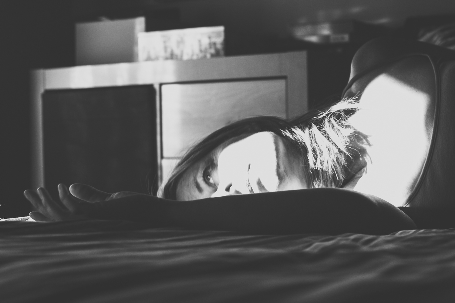 I stay lying here, to see the sun going down down '...