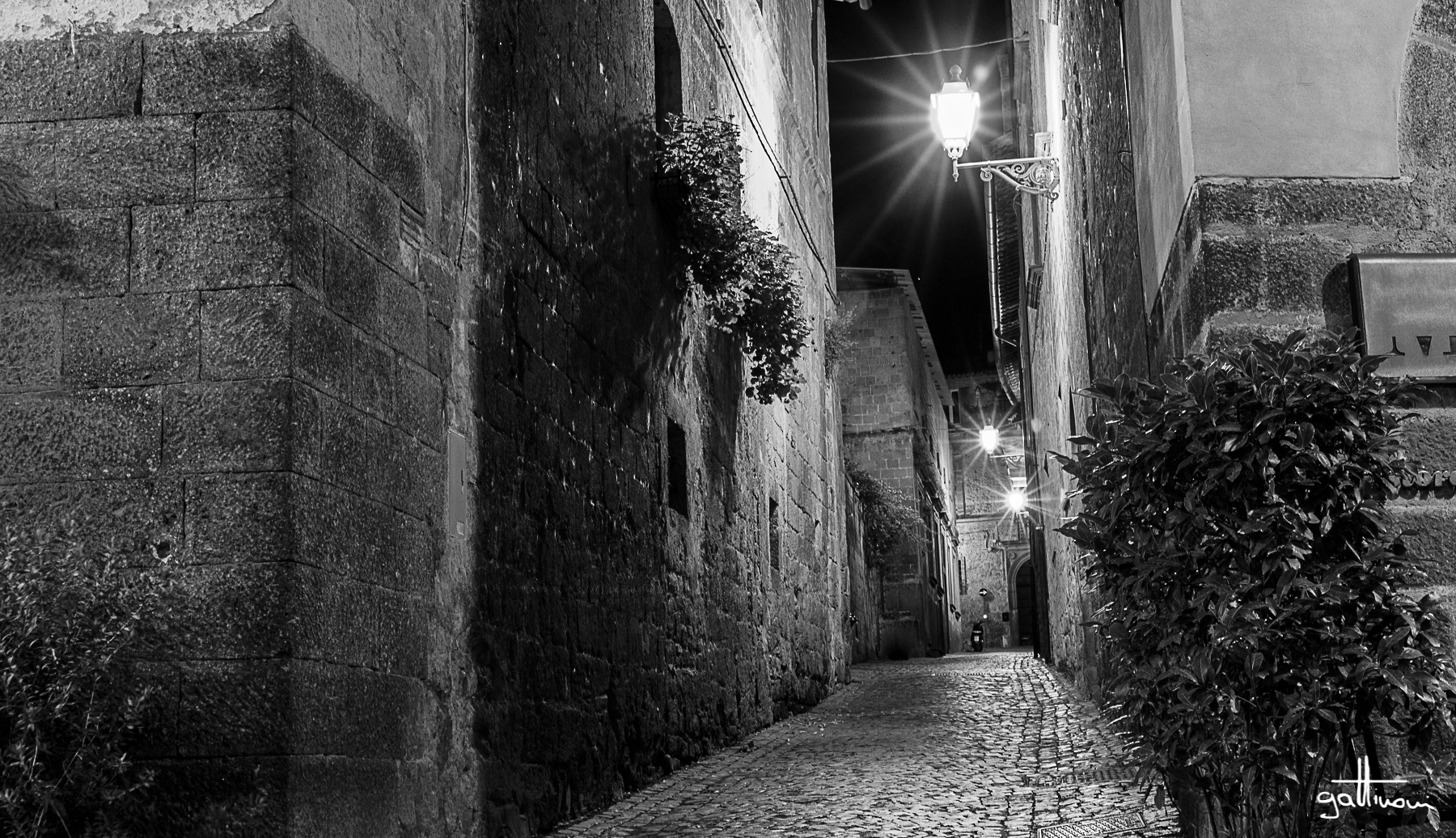 Orvieto, le vie del centro storico in notturna 1...