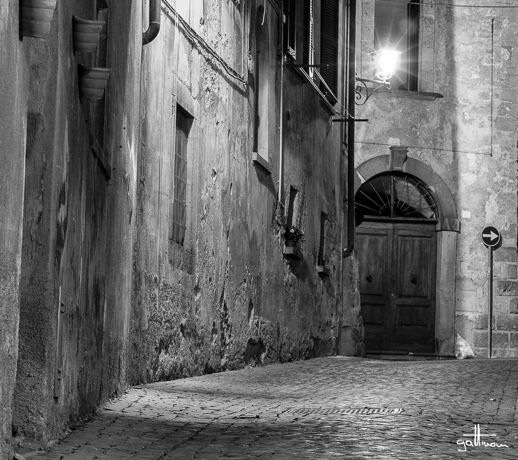 Orvieto, le vie del centro storico in notturna 2...