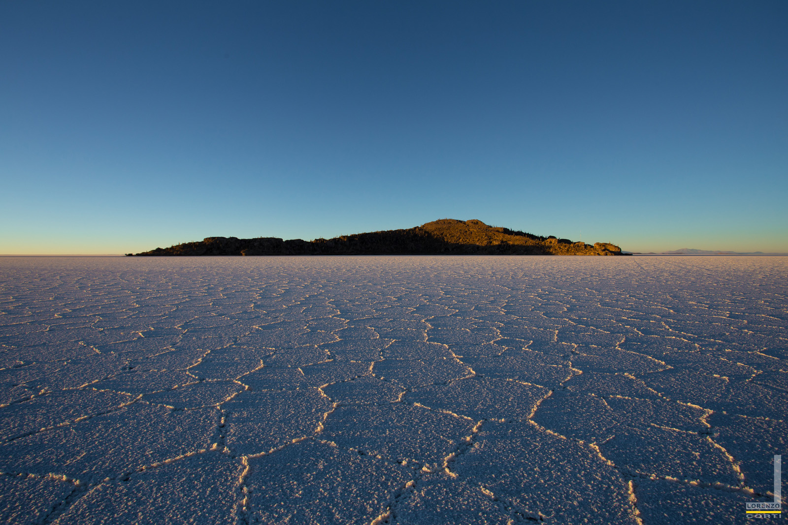 Alba sul Salar de Uyuni con vista dell'Isla Incahuasi...