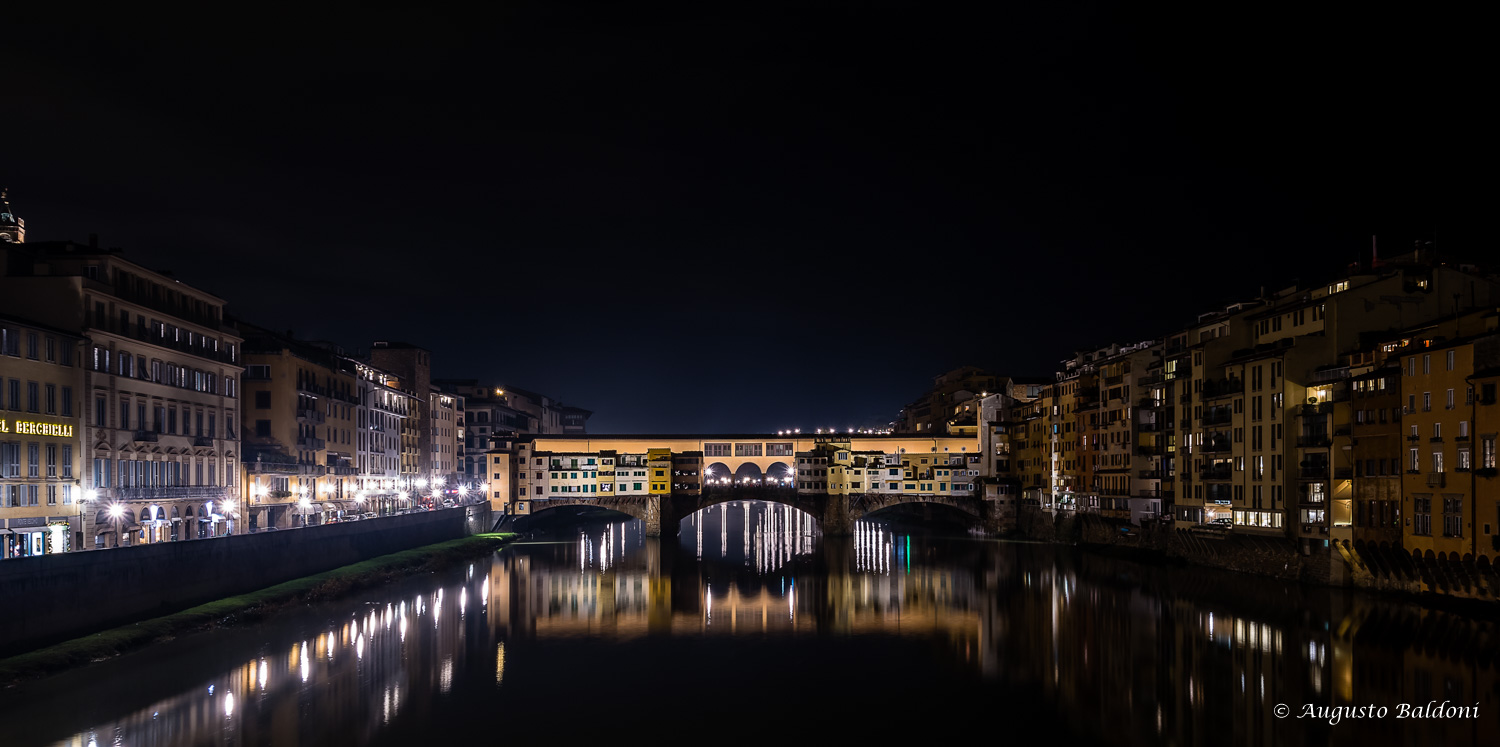 Firenze - Ponte Vecchio - notturno - luci sull'Arno...