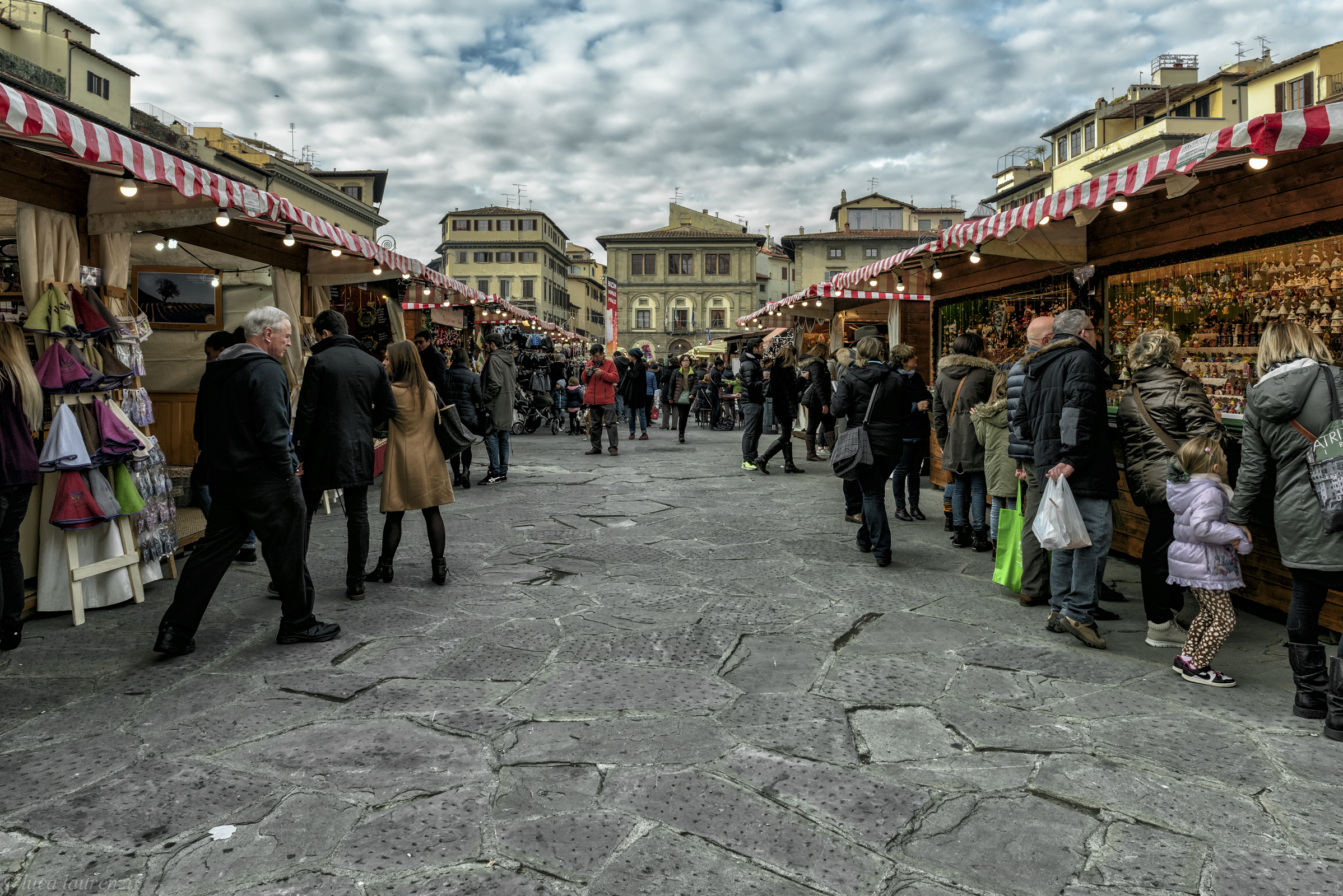 Il mercatino in piazza Santa Croce...