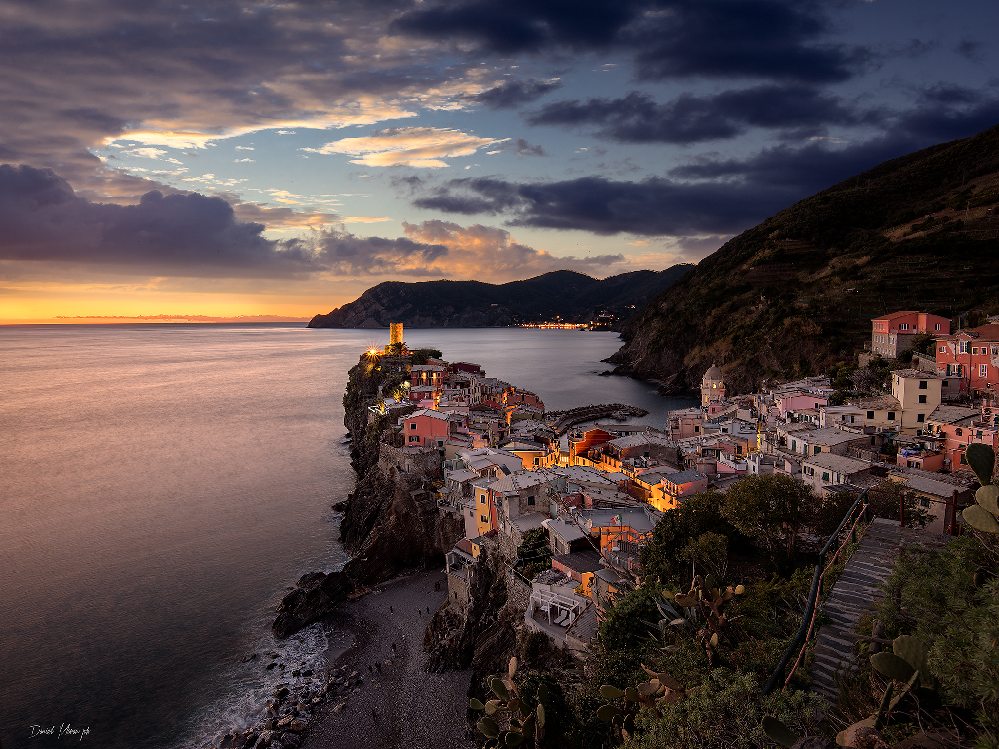 Vernazza sunset, the blue hour and the first lights on....