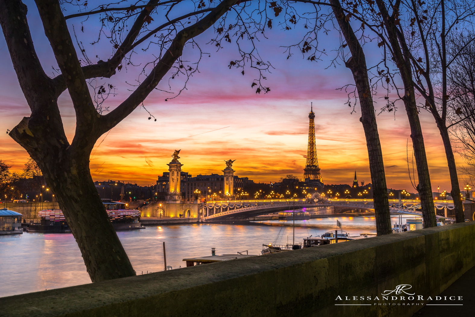Tramonto sul ponte Alessandro III, Parigi, Francia...