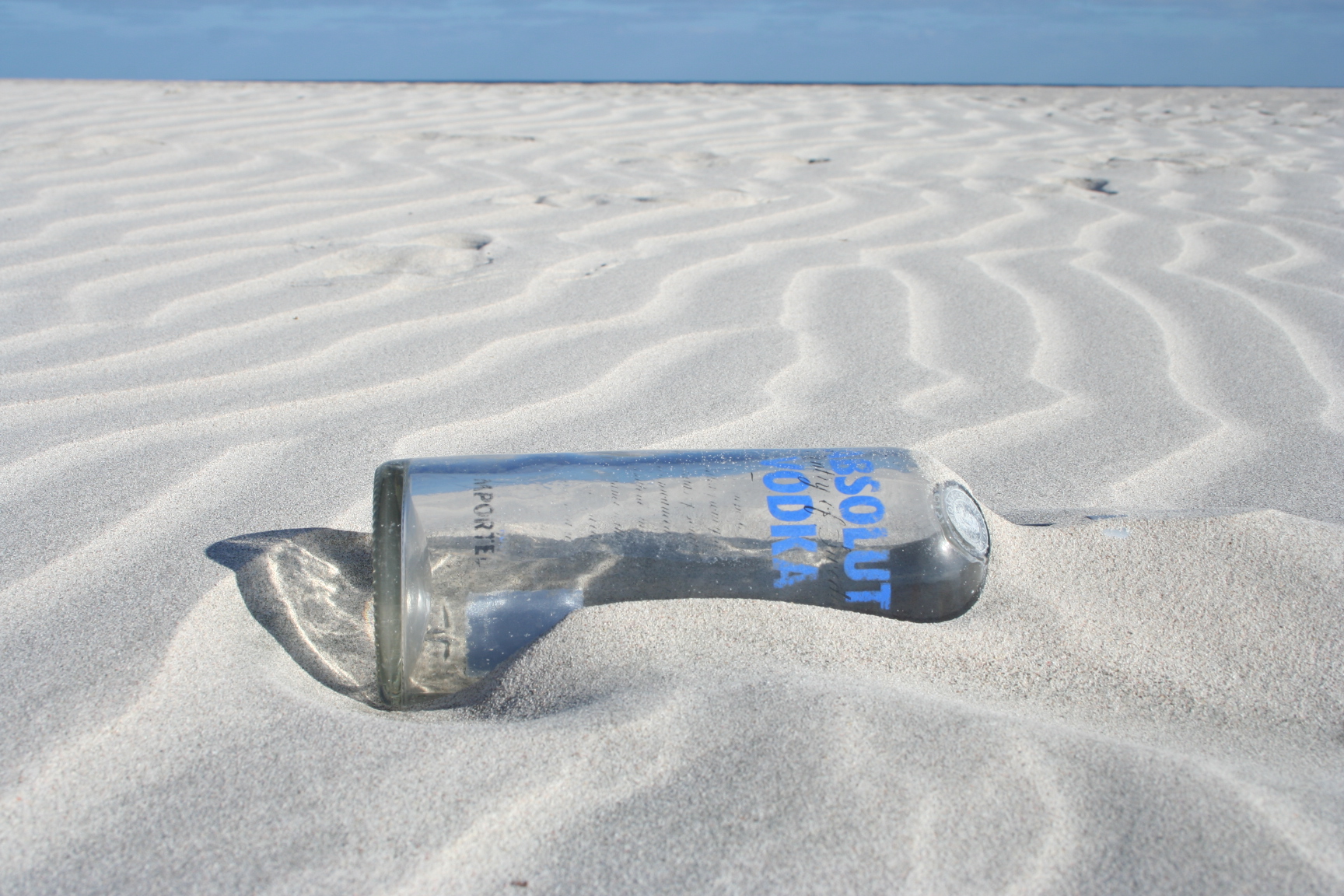 Bottiglia su spiaggia...