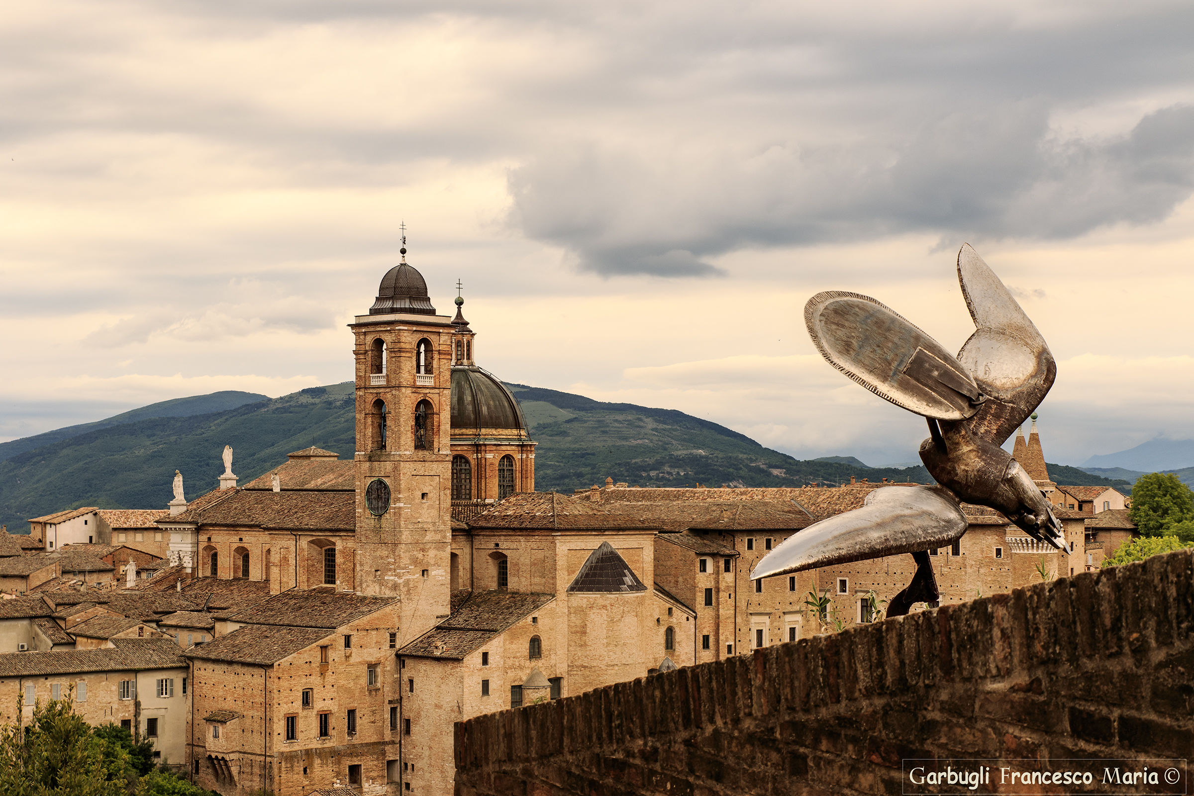 L'acquila ducale sorveglia Urbino (Photoshop)...