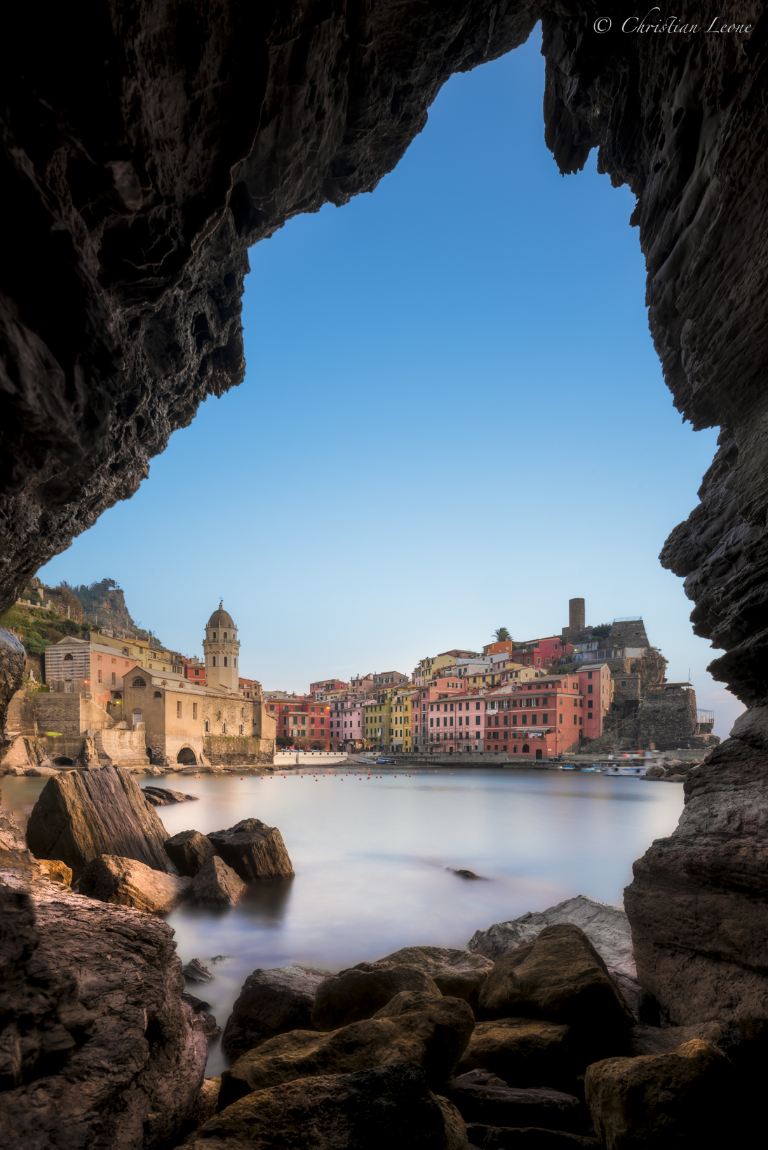 Vernazza Frame in che rocks...