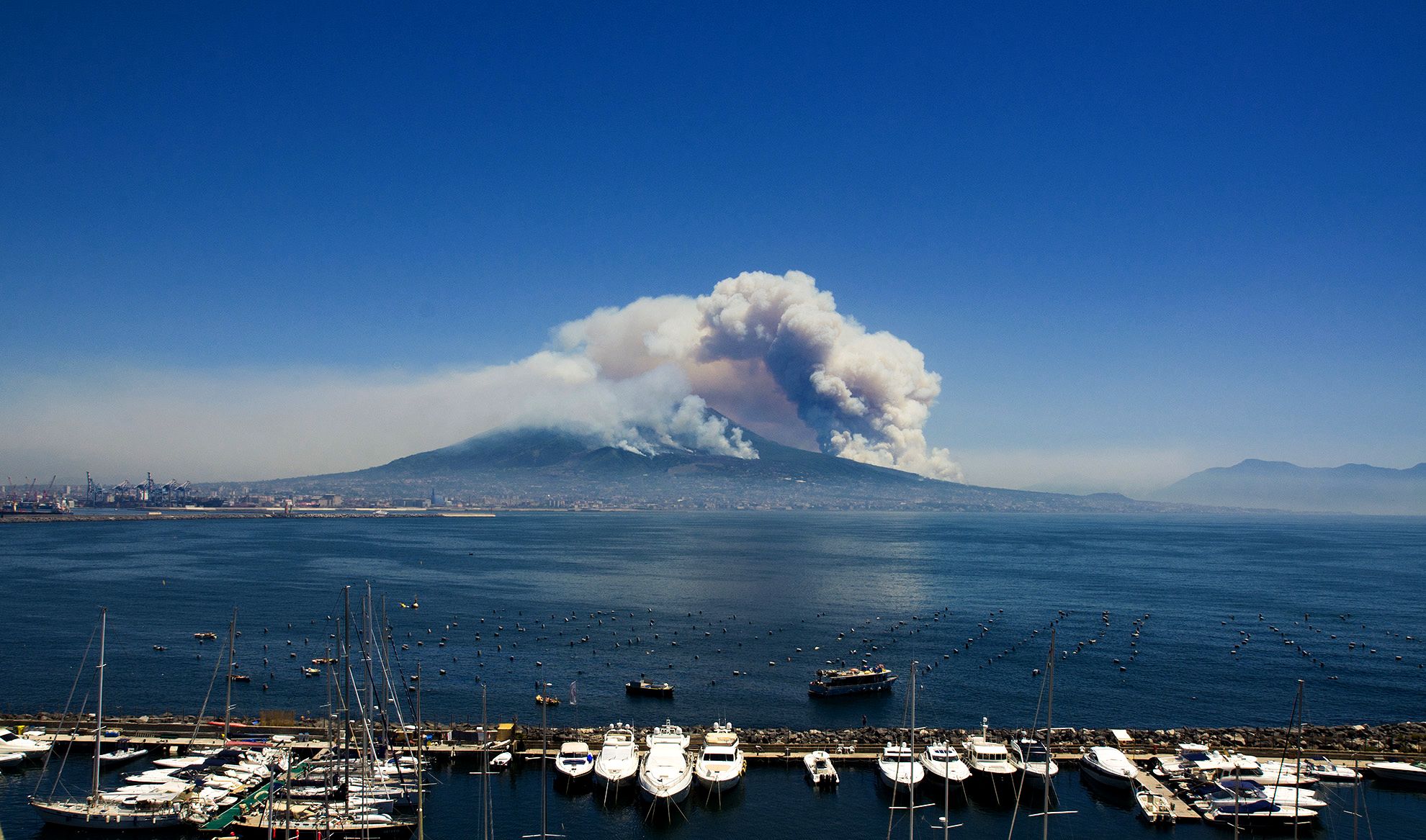 Incendio sul Vesuvio...