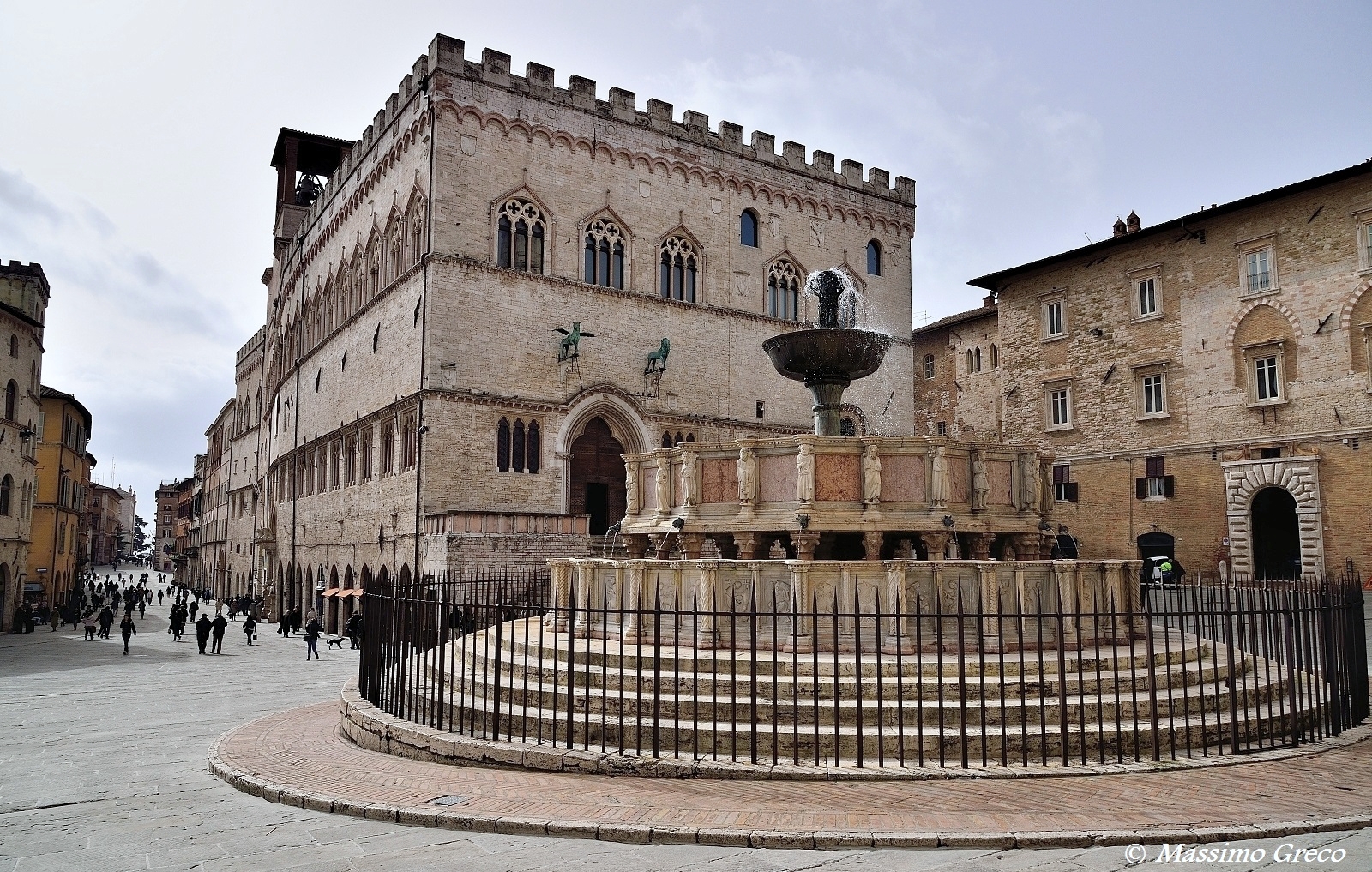 La Fontana maggiore e Palazzo dei Priori - Perugia...