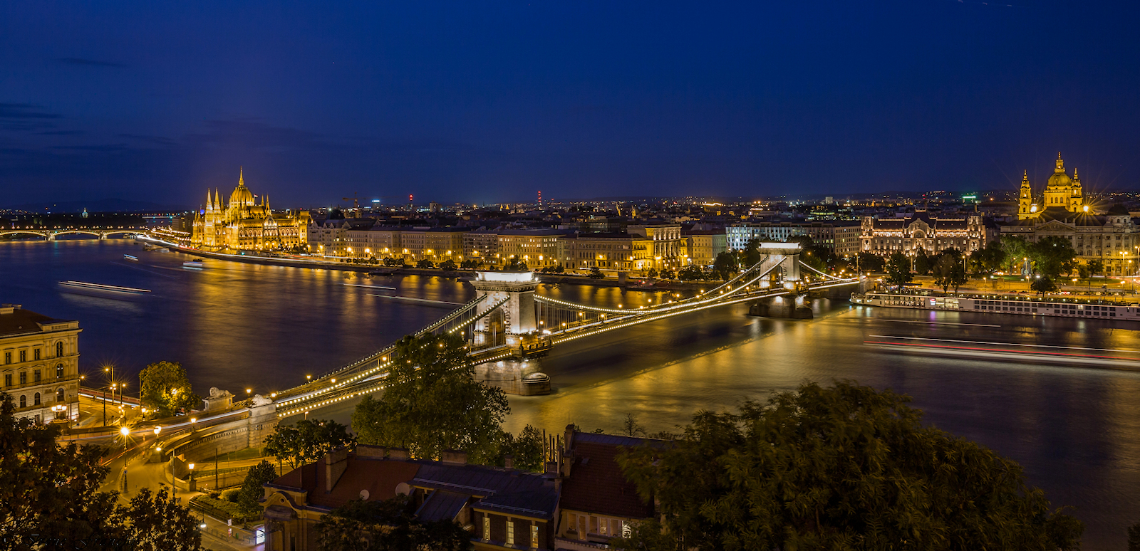 Budapest, il Danubio e le sue luci...