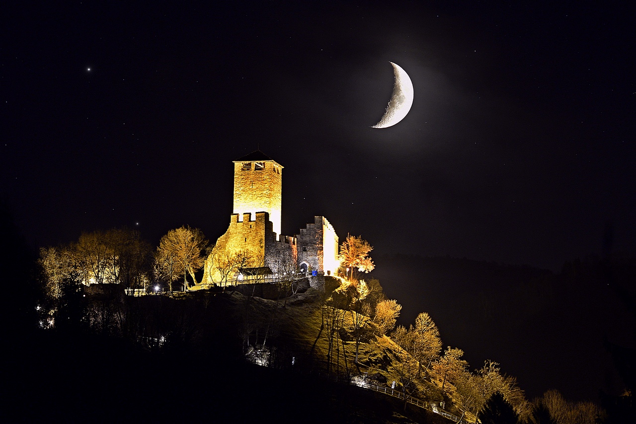 The Zumelle Castle and the Moon...