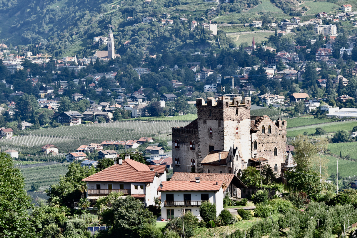 Castel Gatto (il Duomo di Merano in fondo a sinistra)...