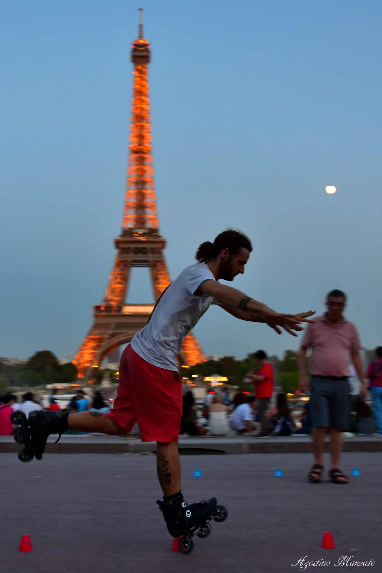 Equilibrismi davanti la torre Eiffel...