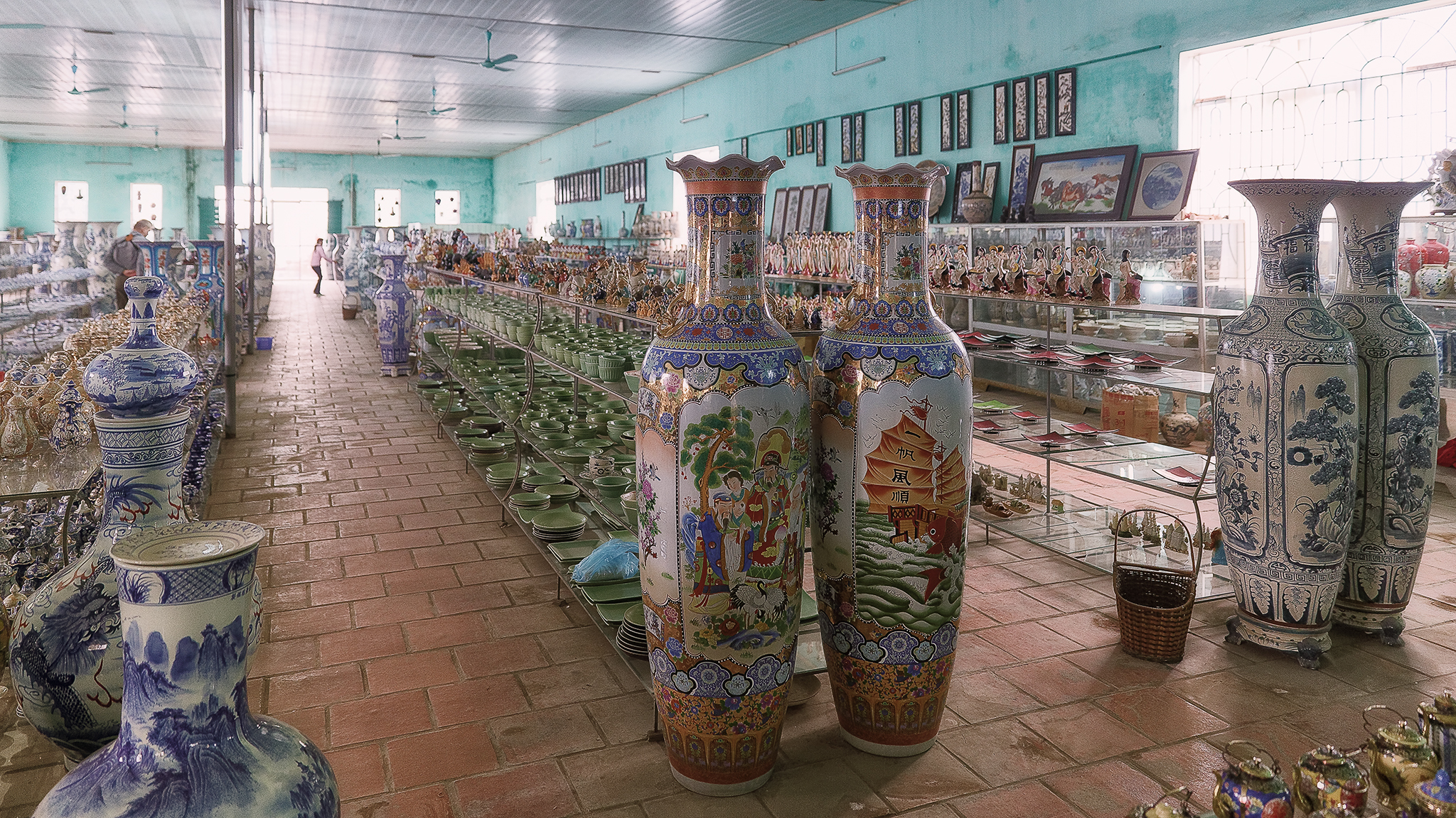 Factory of large vases, the shop...